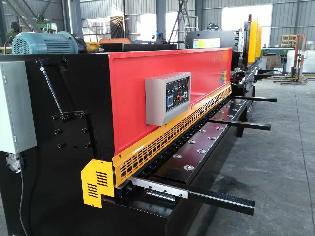 Hydraulic Swing Beam Guillotine Shears Qc12y-4x2500 油圧スイングビームギロチンせん断Qc12y-4x2500