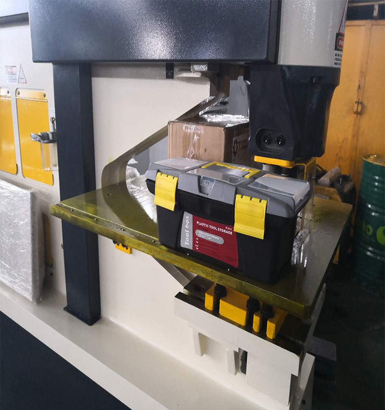 Metal Cutting Hydraulic Steelworkers Machine For Punching Cropping Notching Cutting パンチングクロッピングノッチングカッティング用の金属切削油圧鉄鋼労組