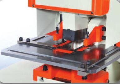 Metal Hydraulic IronWorker Machine Punching And Shearing Machine 金属油圧IronWorkerマシンパンチングおよびせん断機