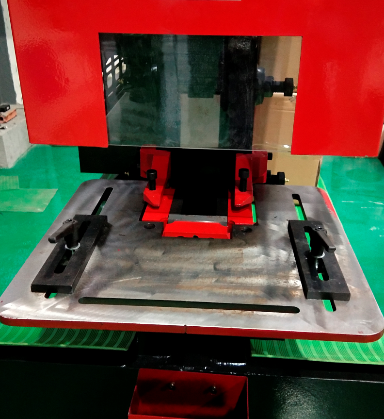 Q35y Series Hydraulic Ironworker Shearing And Punching Machine Q35yシリーズ油圧鉄工せん断およびパンチングマシン