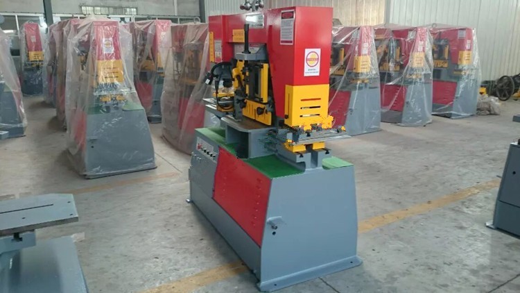 Q35y Series Multifunctional Hydraulic Iron Worker Combined Shearing And Punching Machine Q35yシリーズ多機能油圧鉄工員複合せん断およびパンチングマシン