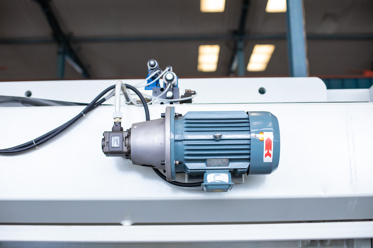 Qc11y 8x3200 Sheet Metal Shearing Machine Steel Plate Hydraulic Shearing Machine Qc11y8x3200板金せん断機鋼板油圧せん断機