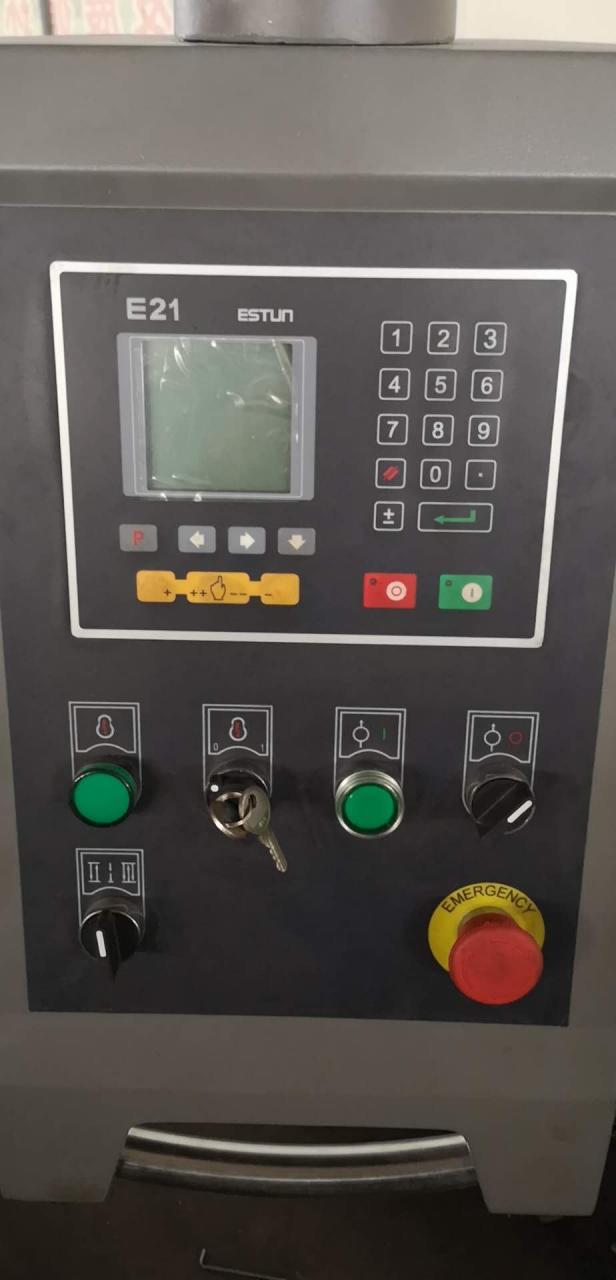 Qc12y6x3200油圧プレートスライディングテーブルソーギロチンせん断切断機