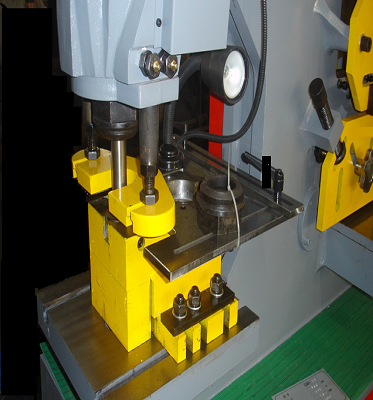 Steel Plate Angle Cutting Punching Notching Machine Hydraulic Ironworker For Sale 販売のための鋼板アングルカッティングパンチングノッチングマシン油圧鉄工