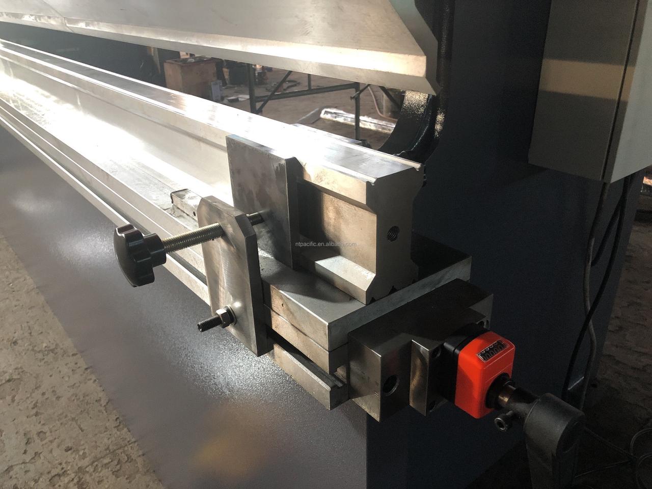 Wc67k Cnc Aluminum Iron Plate Hydraulic Press Brake Cnc Metal Sheet Bending Machine Wc67kCncアルミニウム鉄板油圧プレスブレーキCnc金属板曲げ機