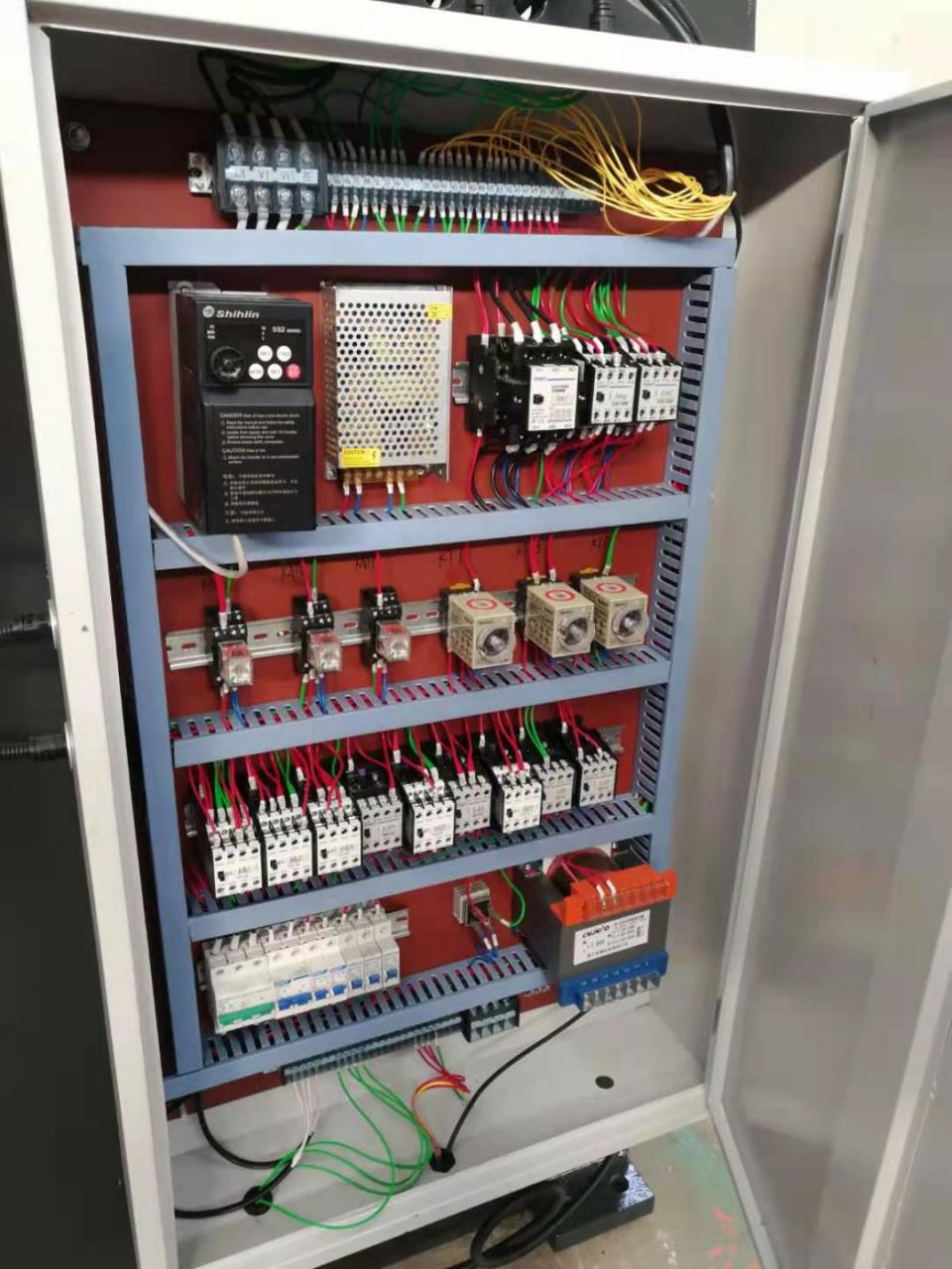 Wc67y-160 4000 Hydraulic Press Brake Cnc Metal Bending Machine For 4000mm Width Steel Wc67y-1604000油圧プレスブレーキCNC金属曲げ機4000mm幅鋼用